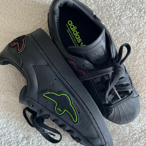 Adidas Black Superstars NEW Size 7 Unisex - Picture 1 of 4